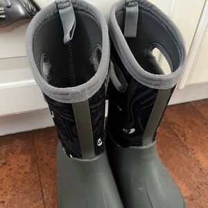 Bogs Youth Size 4 Boots